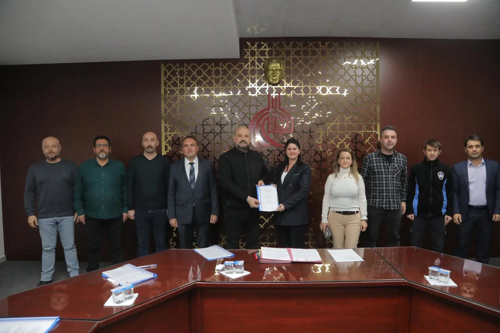 EDİRNE BELEDİYESİ’NDE MEMURLARIN YÜZÜNÜ GÜLDÜREN İMZA: SOSYAL DENGE TAZMİNATI TAVAN TUTARDAN İMZALANDI galeri görseli